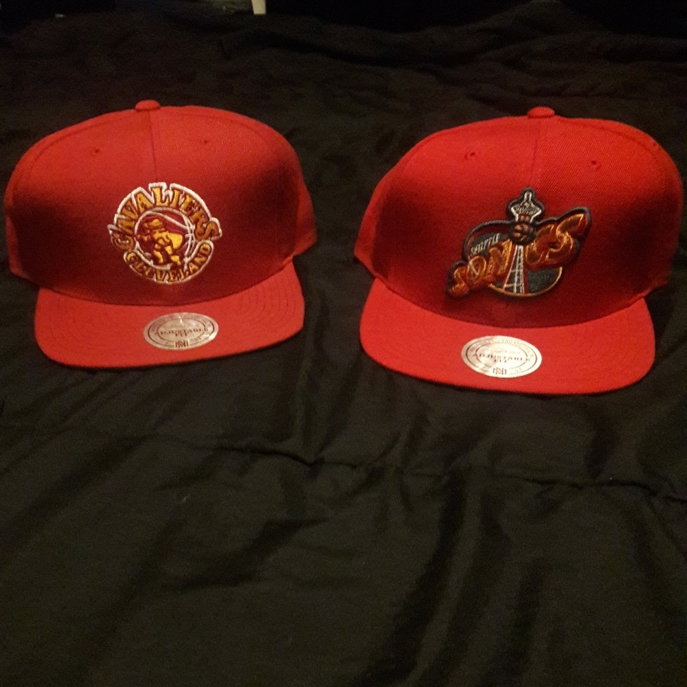1 BRAND NEW MITCHELL AND NESS CAVALIER SNAPBACK